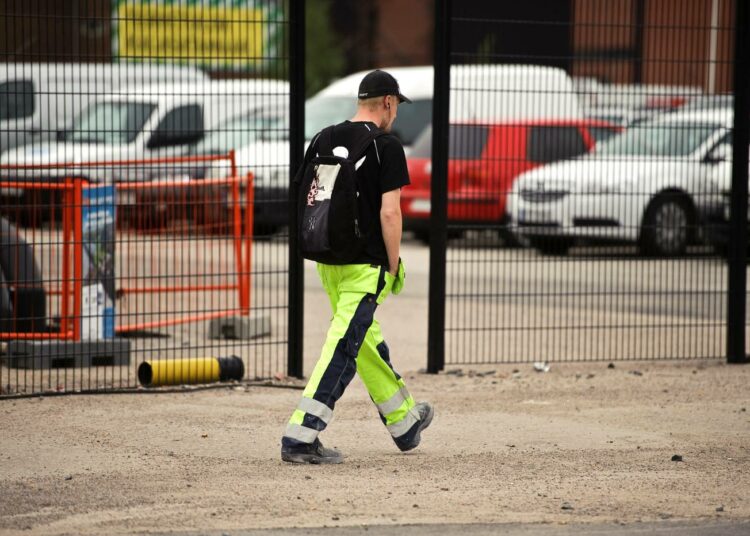 Rakennusalan sopimuksiin sisältyvän työkokeilun tarkoitus on saada rakennustyömaille kotimaista nuorta työvoimaa.