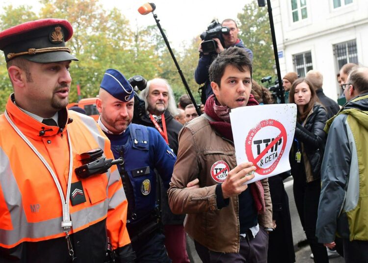 TTIP- ja CETA-sopimuksia vastustava mielenosoittaja maanantaina Brysselissä.