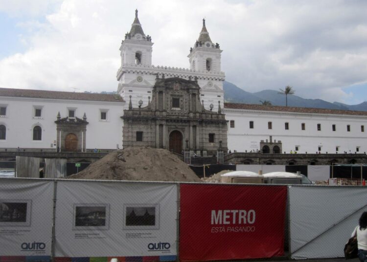 Metrotyöt jouduttiin välillä keskeyttämään arkeologisten löytöjen vuoksi Ecuadorin pääkaupungin Quiton vanhan osan tärkeimmällä aukiolla Plaza de San Franciscolla.