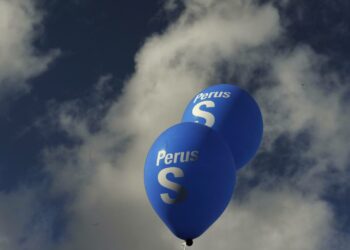Perussuomalaisten ilmapallot taivaan tuulissa