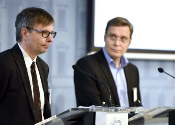 Osallistavan sosiaaliturvan malleja selvittäneen tutkimusryhmän jäsenet sosiaalipolitiikan professori Heikki Hiilamo Helsingin yliopistosta (vas.)  ja tutkimusprofessori Pasi Moisio Terveyden ja hyvinvoinnin laitokselta luovuttivat tekemänsä selvityksen oikeus- ja työministeri Jari Lindströmille keskiviikkona.