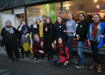 Jyväskylässä on 24 nuorta ehdokasta Vasemmistoliiton listalla. Tässä heistä noin puolet puheenjohtaja Li Anderssonin kanssa Vote-vaalikahvilan edustalla.