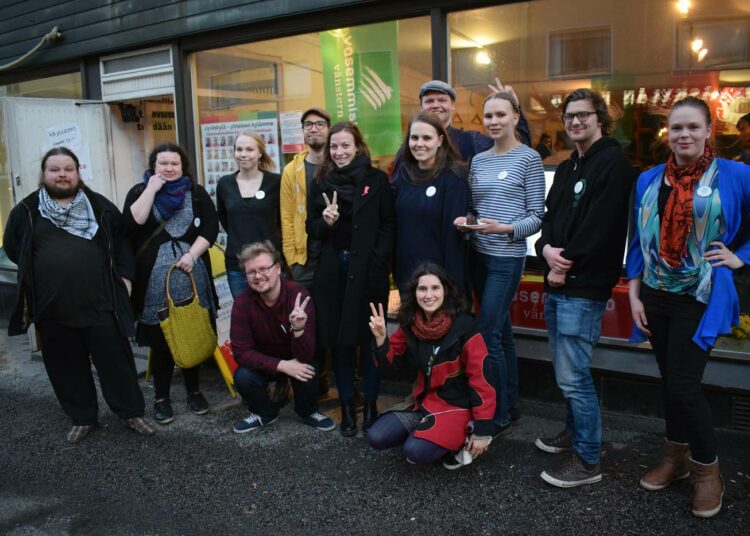 Jyväskylässä on 24 nuorta ehdokasta Vasemmistoliiton listalla. Tässä heistä noin puolet puheenjohtaja Li Anderssonin kanssa Vote-vaalikahvilan edustalla.