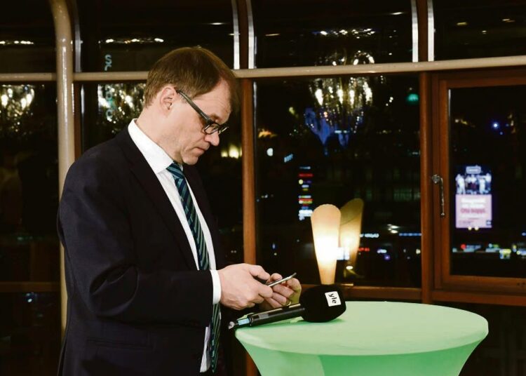 Pääministeri Juha Sipilän ympärillä ei ollut tungosta keskustan valvojaisissa.