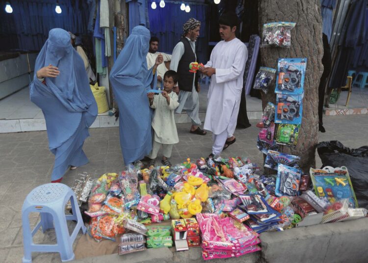 Burkaan pukeutuneita naisia leluostoksilla Afganistanin Heratissa toukokuussa.