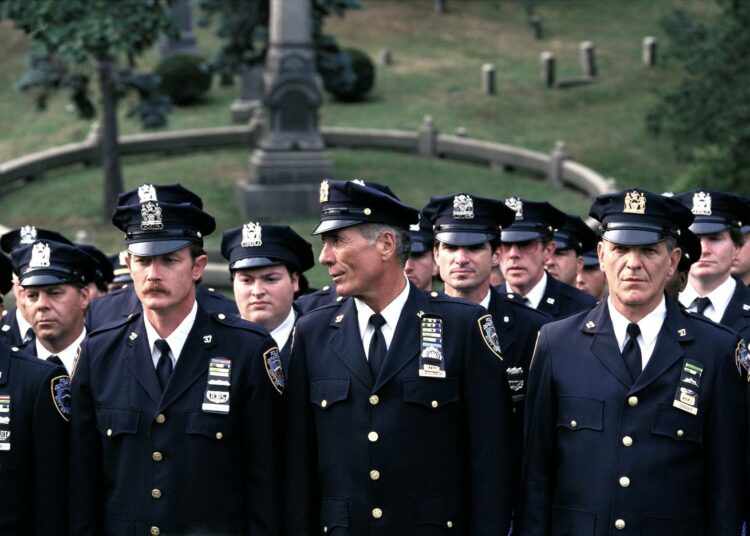 Cop Land on jännityselokuva poliisin tekemästä väkivaltaisesta rikoksesta.