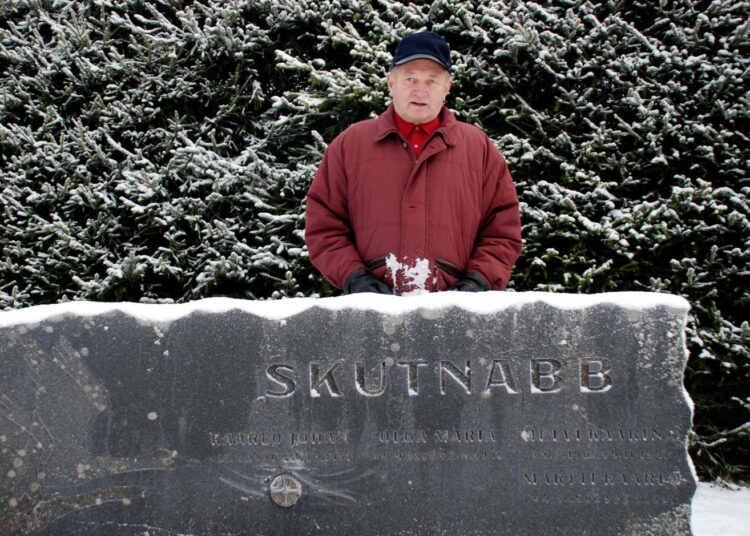 Unto Kiiskinen halusi tulla kuvatuksi Olga Skuttnabbin haudalla. Olga Skuttnabb toimi rauhansaarnaajana Jokioisilla vuodesta 1911 alkaen ja vastusti tappamista myös vuonna 1918.
