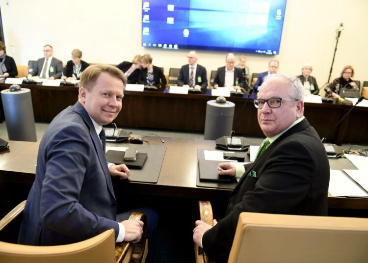 Kaj Turunen (oik.) ja Harri Jaskari (vas.) ovat jatkossa puoluetovereita, kun Turunen liittyy kokoomukseen.