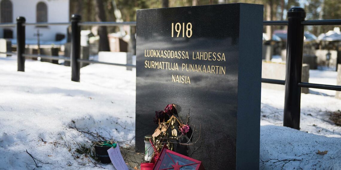 Metelinmäellä eli nykyisellä Kivistönmäellä Mustakallion hautausmaalla kohoava muistokivi helatorstaina 1918 murhatuille 158 punaiselle naiselle. Muistokiven vieressä on kolme hautaa, joissa lepäävien on ilmoitettu kuolleen ”wäkivaldaisesti” huhtikuussa 1918.