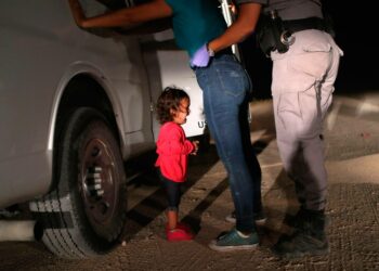 Kaksivuotias hondurasilaistyttö itkee, kun hänen äitinsä pidätetään Texasin McAllenissa lähellä Meksikon rajaa.