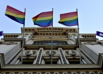 Pride-viikko näkyy Helsingin katukuvassa. Muiden muassa Ateneum liputtaa sateenkaarilipuin.