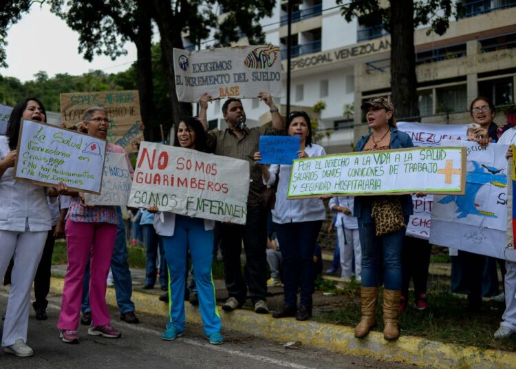 Terveydenhuollon työntekijät vaativat parempaa palkkaa Caracasissa 25. heinäkuuta 2018 järjestetyssä mielenosoituksessa, jossa protestoitiin lääke- ja tarvikepulaa sekä sairaaloiden huonoja olosuhteita.