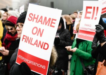 Laittomat karkotukset lopetettava -mielenosoitus Helsingin kansalaistorilla huhtikuussa 2017.