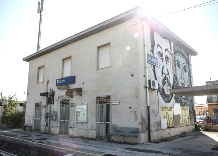 Riacen aseman seinään on maalattu varapääministerin Matteo Salvinin ja Riacesta löytyneen pronssipatsaan kuvat. Patsaan alla on teksti: 
