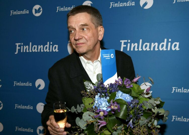 Olli Jalosen Taivaanpallo on jo Finlandia-voittaja. Perjantaina teos asetettiin myös Runeberg-palkintoehdokkaaksi.