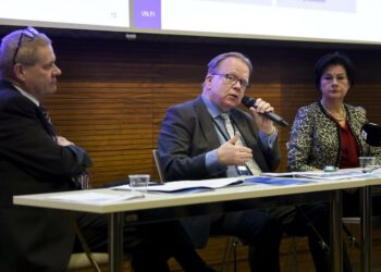 Liikenne- ja viestintäministeriön kansliapäällikkö Harri Pursiainen (vas.), oikeusministeriön kansliapäällikkö Pekka Timonen ja opetus- ja kulttuuriministeriön kansliapäällikkö Anita Lehikoinen Mahdollisuudet Suomelle -raportin julkistamistilaisuudessa.