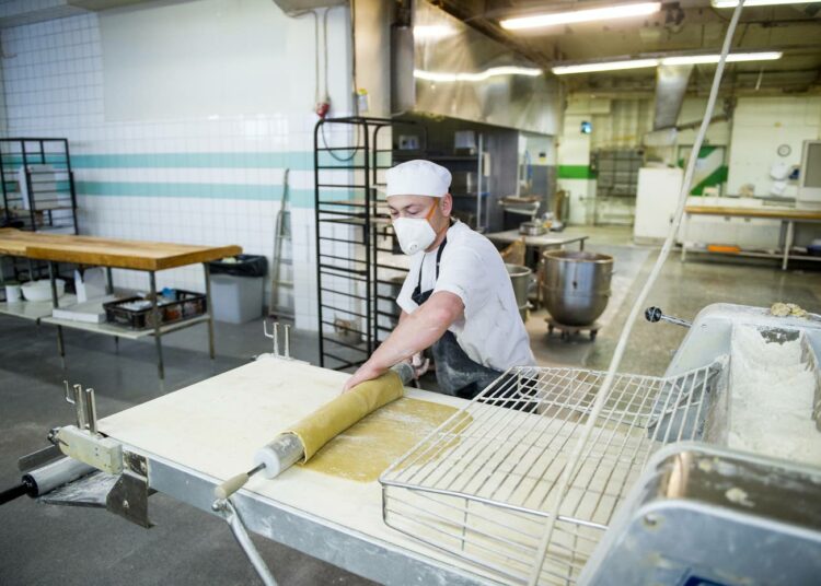 Jauhopöly on ongelma leipomoissa. Aleksander Kotenko on suojautunut asianmukaisesti naamarilla.