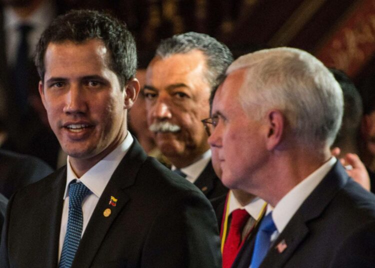 Venezuelan väliaikaiseksi presidentiksi julistautunut Juan Guaidó ja Yhdysvaltain varapresidentti Mike Pence Bogotán kokouksessa maanantaina.