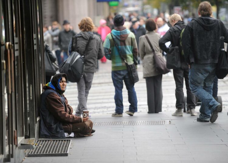 Vajaat puolet eli 47 prosenttia suomalaisista pitää itseään lähinnä maahanmuuttomyönteisenä.