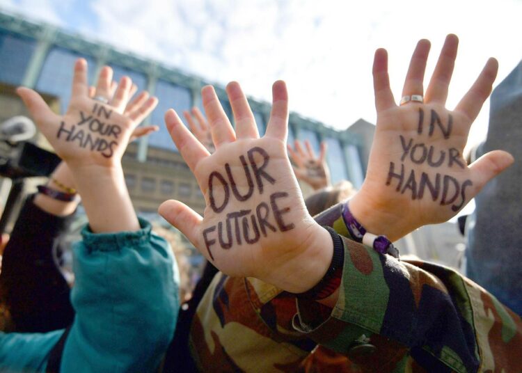 Mieltään osoittavat opiskelijat vetosivat päättäjiin ympäristön ja ilmaston suojelemisen puolesta Brysselissä helmikuun lopulla: ”Tulevaisuutemme on teidän käsissänne”.