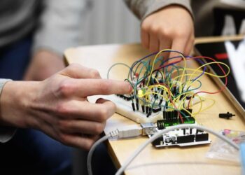 Vaskivuoren lukiossa Vantaalla lukiolaiset ja eskarilaiset työskentelevät pienissä ryhmissä robotiikan projekteissa, joita osapuolet ovat työstäneet päiväkodeissa ja lukioissa.