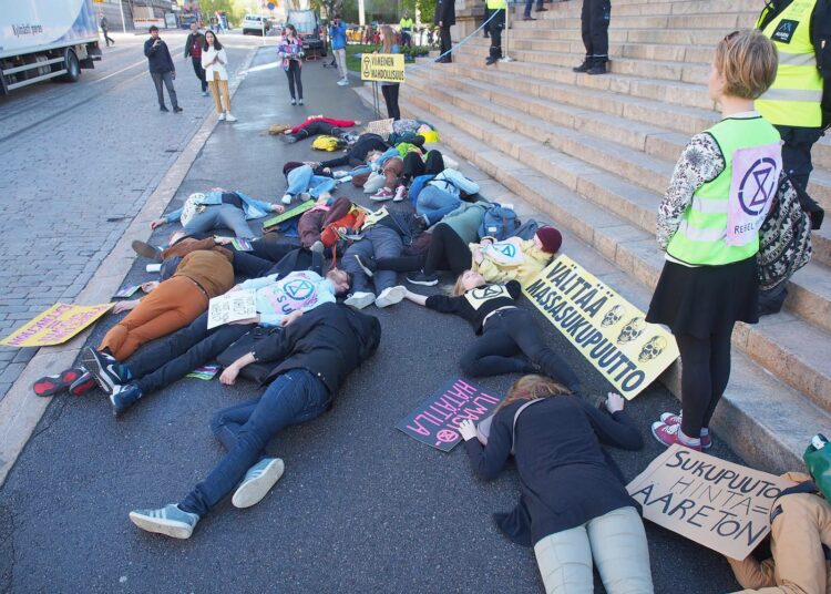 Elokapina-liikkeen aktivisteja Säätytalon portailla vaatimassa ilmastohätätilan julistamista.