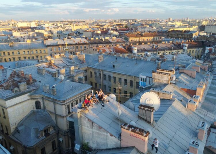 Venäjän länsimaisin kaupunki Pietari on monien alakulttuurien sulatusuuni. Kuvassa ihmisiä kattokierroksella.