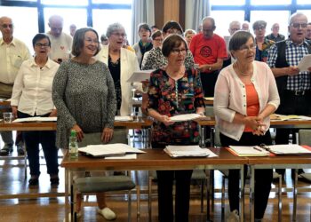 Eläkeläiset ry:n valtuuston kokous käynnistettiin maanantaina yhteislaululla Arvon mekin ansaitsemme.