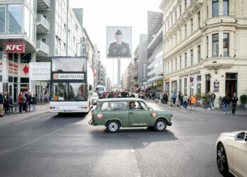 Itä-Saksassa valmistettu Trabant kuvattuna tämän vuoden lokakuussa paikalla, jossa aikoinaan sijaitsi tunnetuin rajanylityspaikka Checkpoint Charlie.