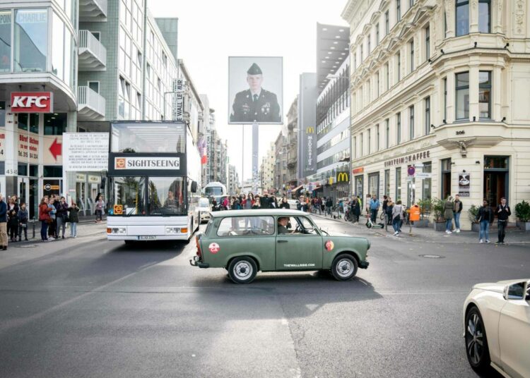 Itä-Saksassa valmistettu Trabant kuvattuna tämän vuoden lokakuussa paikalla, jossa aikoinaan sijaitsi tunnetuin rajanylityspaikka Checkpoint Charlie.