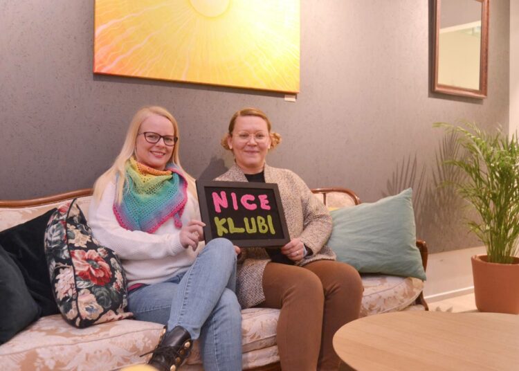 Laura Meriluoto ja Maija Hartikainen vetävät Nice Klubin Radikaalit ristipistot -ryhmää.