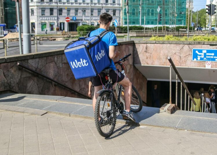 Viitisen vuotta sitten perustettu suomalainen ruokalähettiyritys Wolt toimii jo 20 maassa. Kuvan lähetti kuljettaa ruokaa Kööpenhaminassa, Tanskassa.