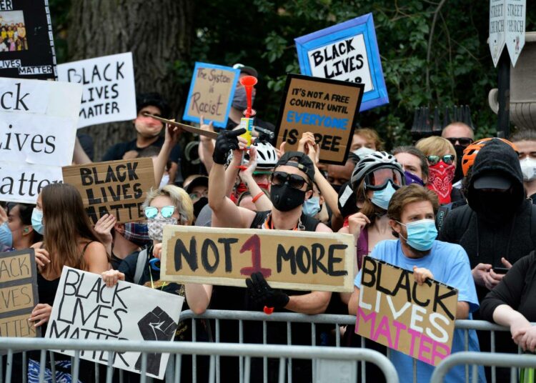 Eri puolilla Yhdysvaltoja on ollut jo viikkojen ajan rasisminvastaisia mielenosoituksia. Black Lives Matter ja Antifa järjestivät  mielenilmauksen pro-poliisi mielenosoituksen aikana Bostonissa lauantaina.