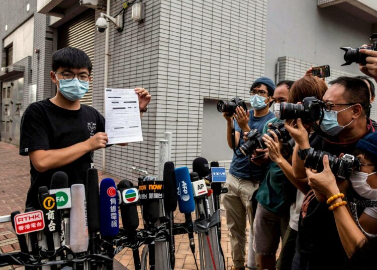 Nuori Joshua Wong on ollut keskeisessä roolissa Hongkongin protestiliikkeessä, joka on jo vuosia vastustanut Kiinan kasvavaa vaikutusvaltaa Hongkongissa ja vaatinut demokraattisia uudistuksia.  Wong vapautui torstaina lyhyen pidätyksen jälkeen.