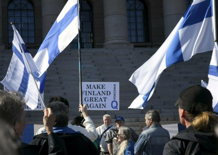 QAnon-liikkeen kannattajat uskovat maailman olevan korruptoituneen, satanistisen valtaeliitin hallussa. Suomen ensimmäinen QAnon-mielenosoitus järjestettiin eduskuntatalolla 1. syyskuuta.
