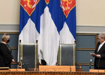 Puhemies Anu Vehviläinen ja presidentti Sauli Niinistö valtiopäivien avajaisissa, jotka pidettiin tyhjälle istuntosalille.