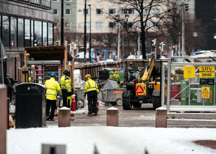 Laajoja pakollisia terveystarkastuksia voitaisiin tehdä esimerkiksi lentoasemilla ja rajanylityspaikoilla mutta myös esimerkiksi rakennustyömaalla, jos on aihetta epäillä koronatartuntoja.