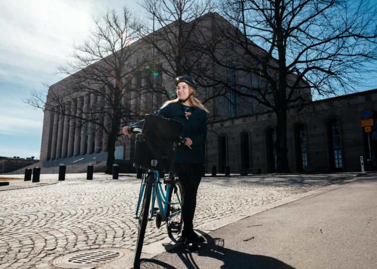 Mai Kivelä pyöräilee työmatkansa. Hänelle pyöräily on lapsesta asti ollut luontevin tapa liikkua. Suhdettaan pyöräilyyn hän kuvailee arkipäiväiseksi.