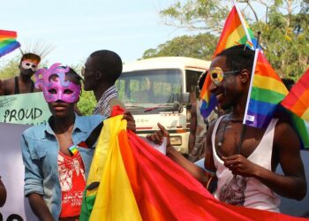 Kehitysapua saattaa Ugandassa ohjautua laitoksille, jotka tarjoavat haitallisia käännytysterapioita homoseksuaalisille miehille, joiden halutaan muuttuvan heteroiksi. Ilmapiiri on niin vihamielinen, että pride-kulkueeseen osallistuminen kysyy todellista rohkeutta.