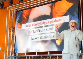 Näyttämötaiteilija Timoi Munne kiertää parhaillaan Suomea esittäen kolmikielistä Unis da mierol -teatterimonologia.