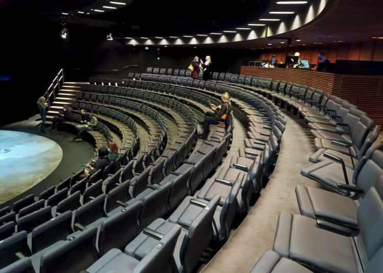 Helsingin kaupunginteatteri ilmoitti jo käynnistävänsä yt-neuvottelut.