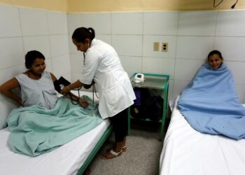 Teiniraskaudet ovat Kuubassa yleisimpiä maaseutuvaltaisilla ja heikosti kehittyneillä alueilla. Kuvan nuoret naiset saavat hoitoa äitiysklinikalla Camagüeyn maakunnassa.