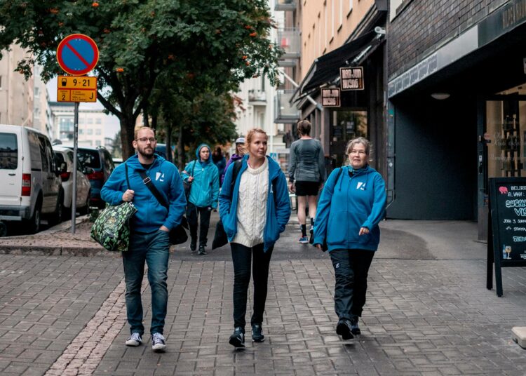 A-klinikkasäätiön vapaaehtoistoiminnan koordinaattori Pihla Putkonen (keskellä) sekä vapaaehtoiset Iiro Peltonen ja Anu Burton kävelevät Vaasankatua kohti Vaasanpuistikkoa.