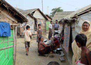 Maan sisäisiksi pakolaisiksi joutuneet rohingya-muslimit Sittwen leirissä Rakhinen osavaltiossa odottavat kansainvälistä apua. Myanmarissa on yli 1,5 miljoonaa maansisäistä pakolaista.