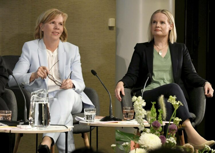 RKP:n puheenjohtaja Anna-Maja Henriksson ja perussuomalaisten puheenjohtaja Riikka Purra Kuntamarkkinoilla Helsingissä syyskuussa 2022.