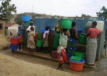 Naisia noutamassa vettä vesikioskilta Malawin Blantyressa.