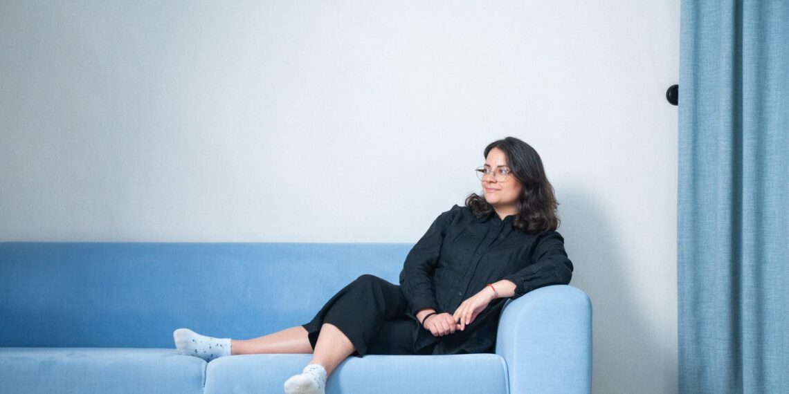 – Oma määritelmäni degrowthille on oikeudenmukainen ja yhdenvertainen materiaalisen kulutuksen ja energian kulutuksen hallittu laskeminen, Riina Bhatia sanoo.