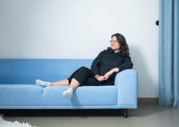 – Oma määritelmäni degrowthille on oikeudenmukainen ja yhdenvertainen materiaalisen kulutuksen ja energian kulutuksen hallittu laskeminen, Riina Bhatia sanoo.