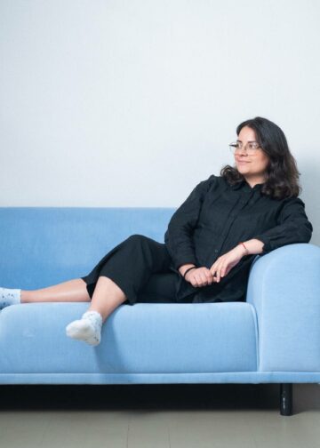 – Oma määritelmäni degrowthille on oikeudenmukainen ja yhdenvertainen materiaalisen kulutuksen ja energian kulutuksen hallittu laskeminen, Riina Bhatia sanoo.