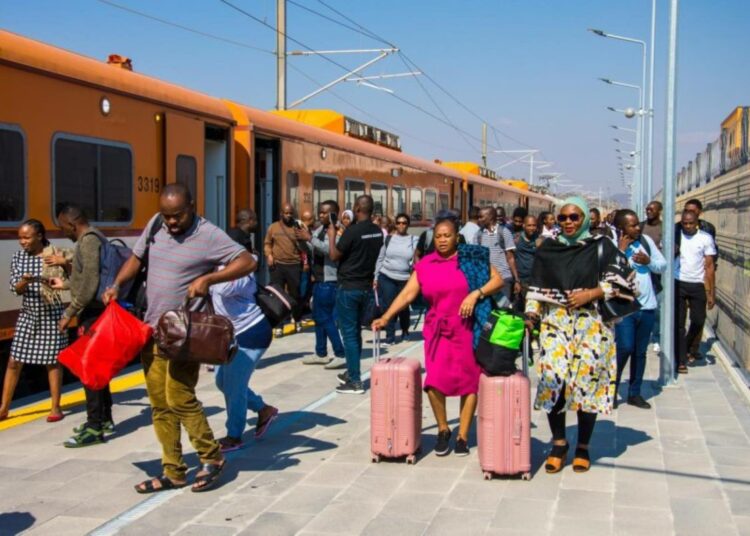 Matkustajat saapuvat SGR-asemalle tietämättä, että heidän matkansa tullaan perumaan.